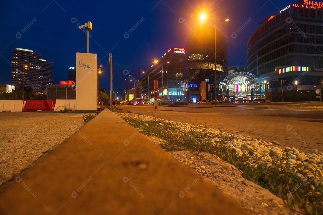 Vista do tráfego nas ruas de Bratislava à noite ao lado do Eurovea.