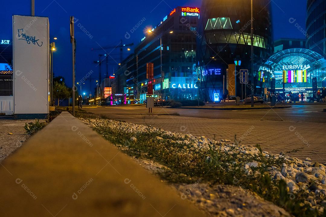 Vista do tráfego nas ruas de Bratislava à noite ao lado da Eurovea.