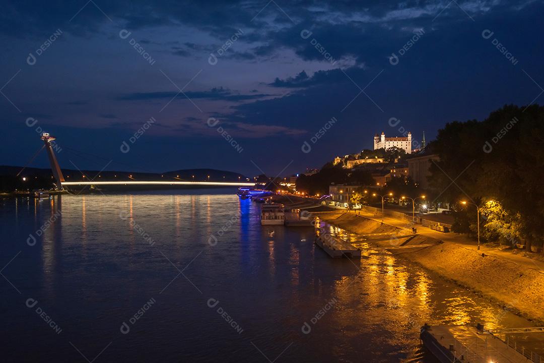 Vista do rio Danúbio em Bratislava à noite.