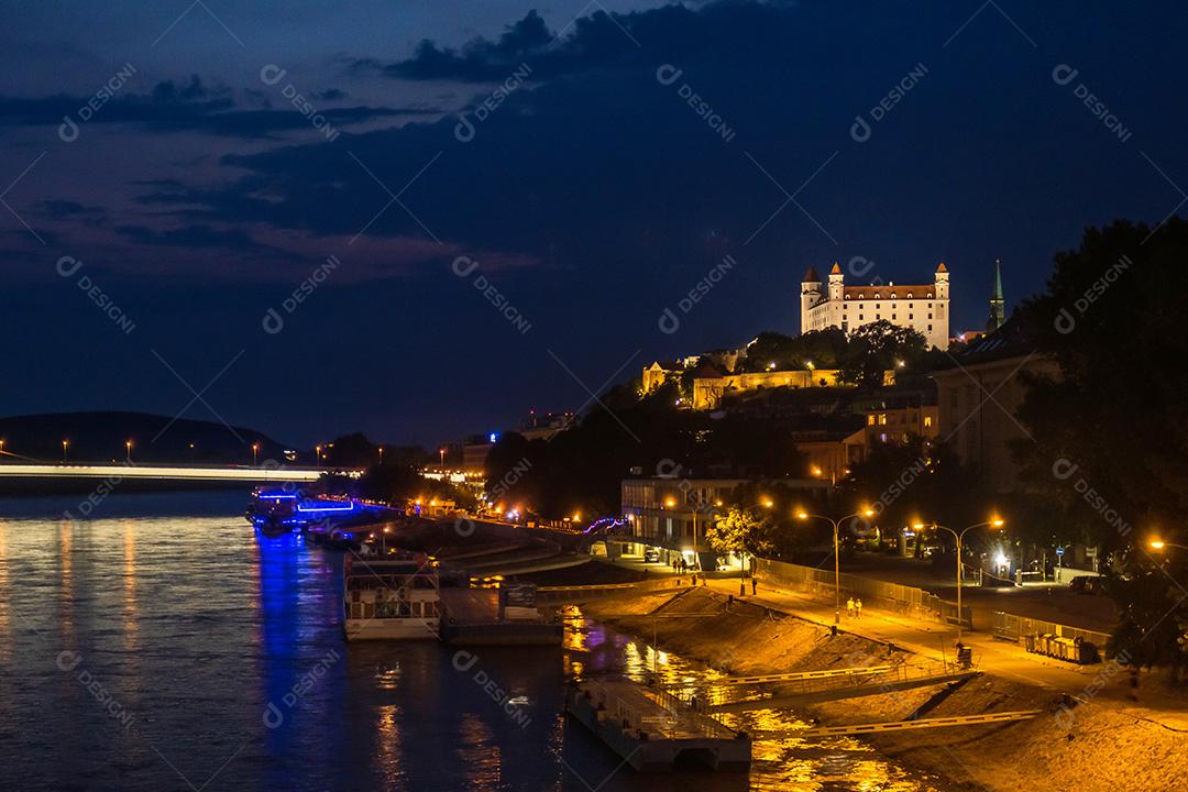 Vista do rio Danúbio em Bratislava à noite.
