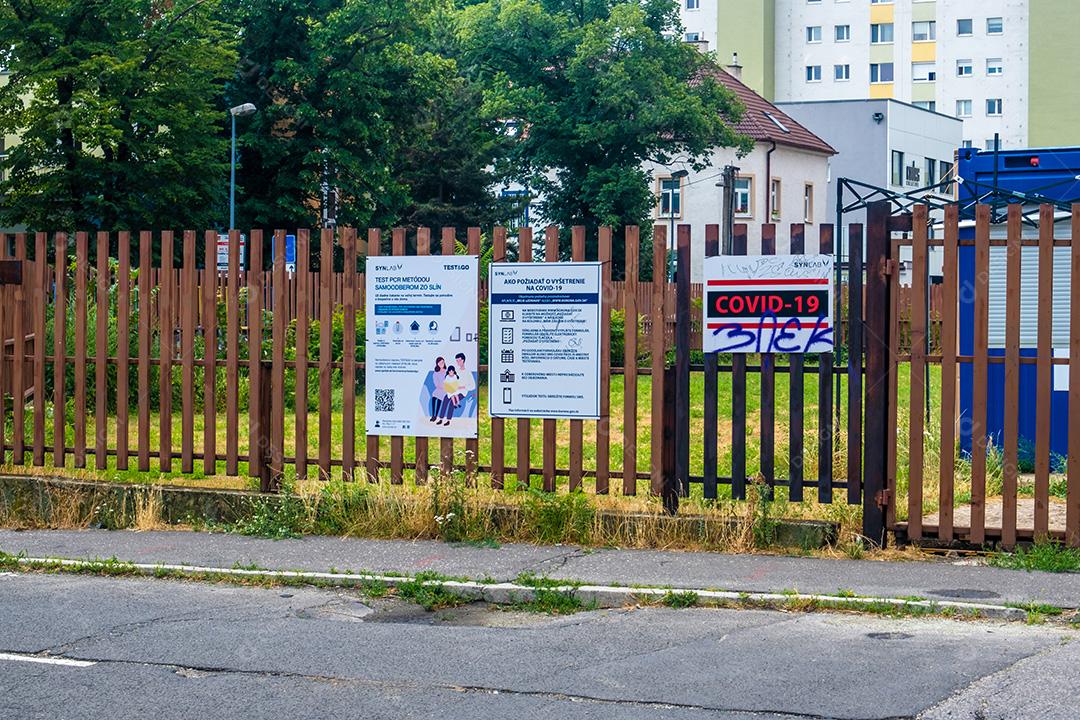 Vista da cabine de teste covid em frente a um antigo hospital em Bratislava, Eslováquia.