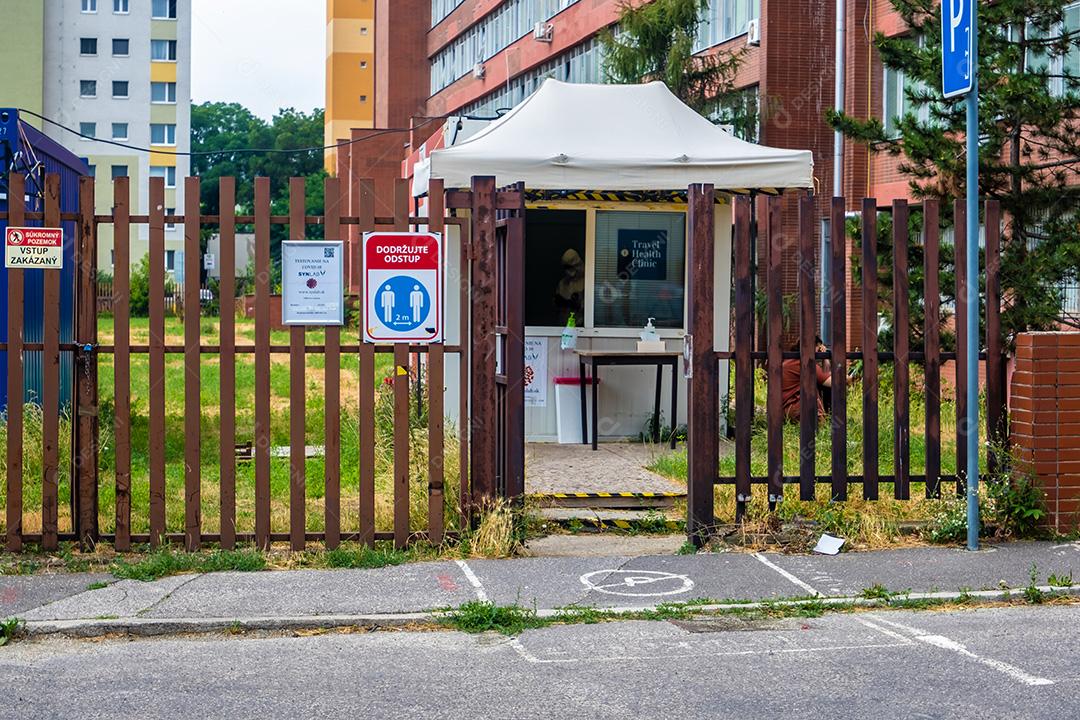 Vista da cabine de teste covid em frente a um antigo hospital em Bratislava, Eslováquia.