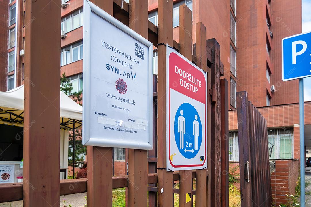 Vista de placas com informações sobre o covid em frente ao hospital em Bratislava, Eslováquia.