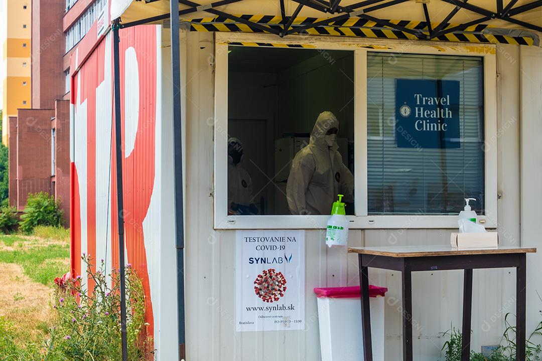 Vista da cabine de teste covid em frente a um antigo hospital em Bratislava, Eslováquia