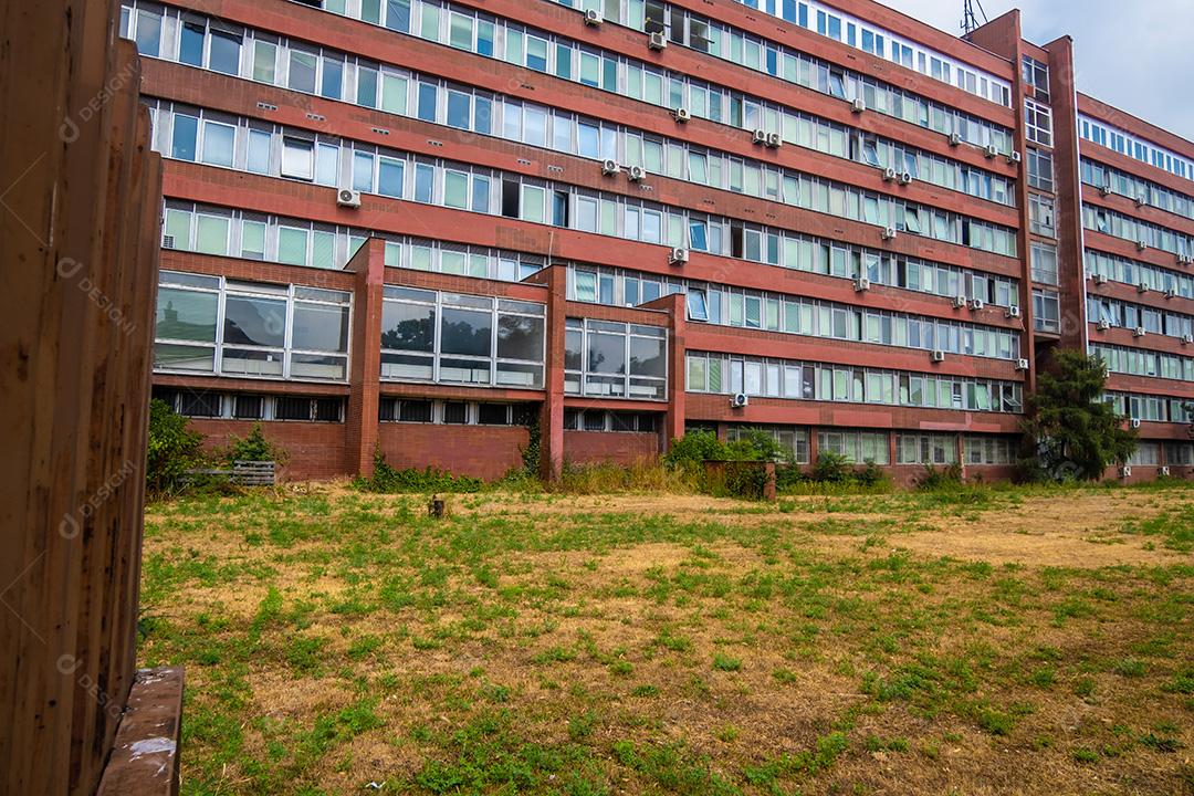 Vista e antigo Hospital em Bratislava, Eslováquia.