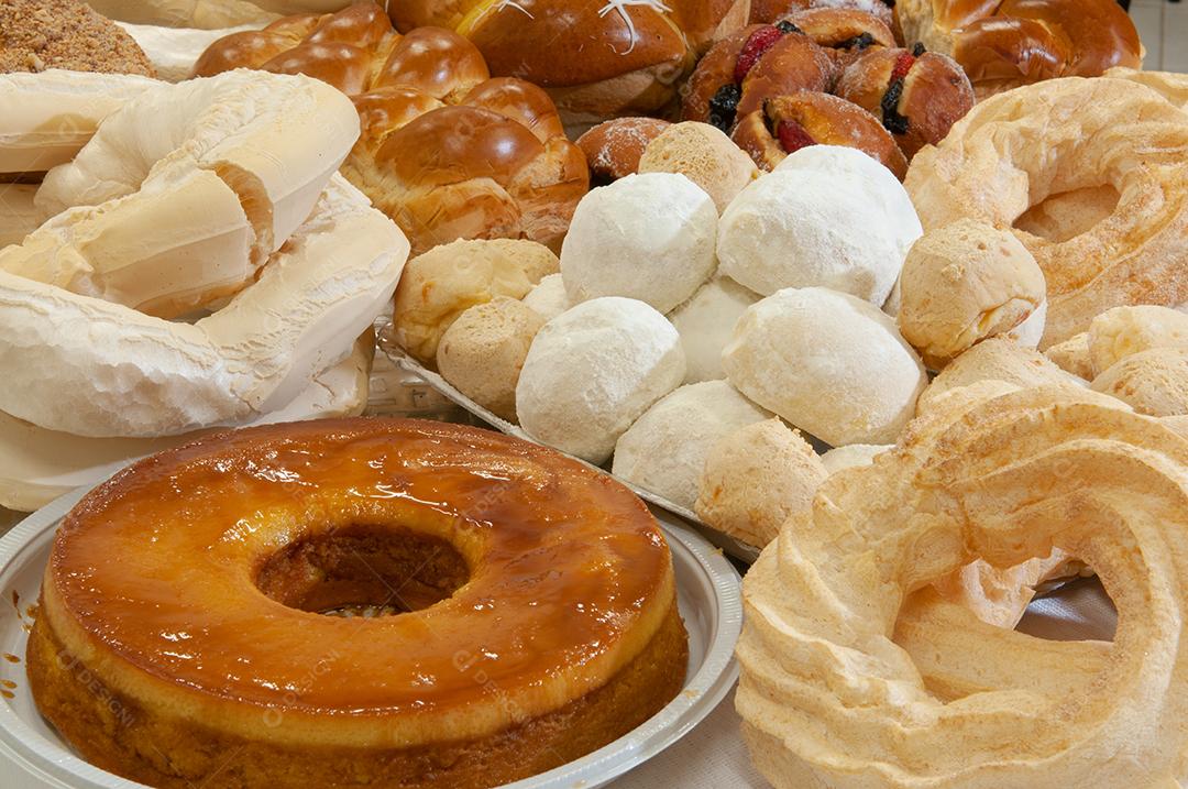 Bolos comida banquete sobre uma mesa