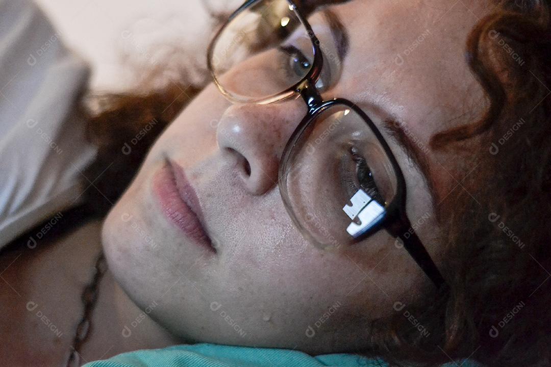 Mulher mandando sms  para o celular enquanto chorava.