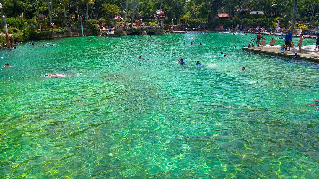 Miami, EUA - 23 de julho de 2015: Grande plano de piscina veneziana em Coral Gables.