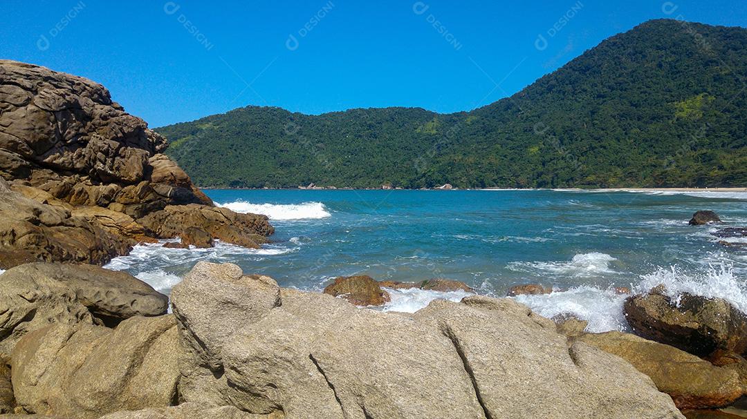 Vista panorâmica da Praia do Cachadaço em Paraty, Rio de Janeiro.
