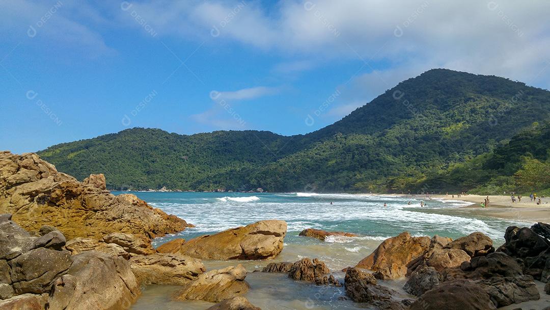Vista panorâmica da Praia do Cachadaço em Paraty, Rio de Janeiro.