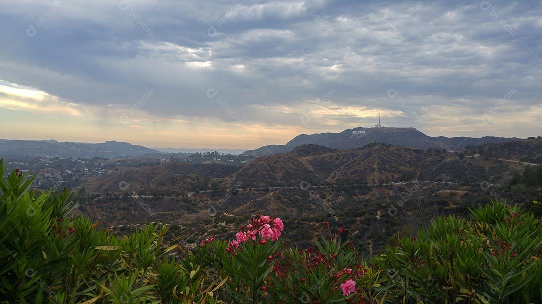 Vista panorâmica das colinas de Hollywood cercadas pelas montanhas