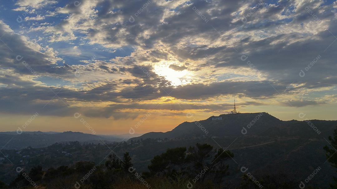 Vista panorâmica das colinas de Hollywood cercadas pelas montanhas