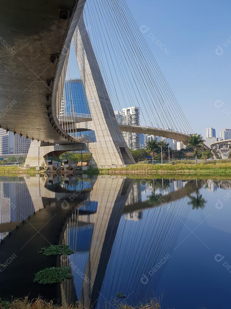 Vista da ponte estaiada da Marginal Pinheiros em São Paulo