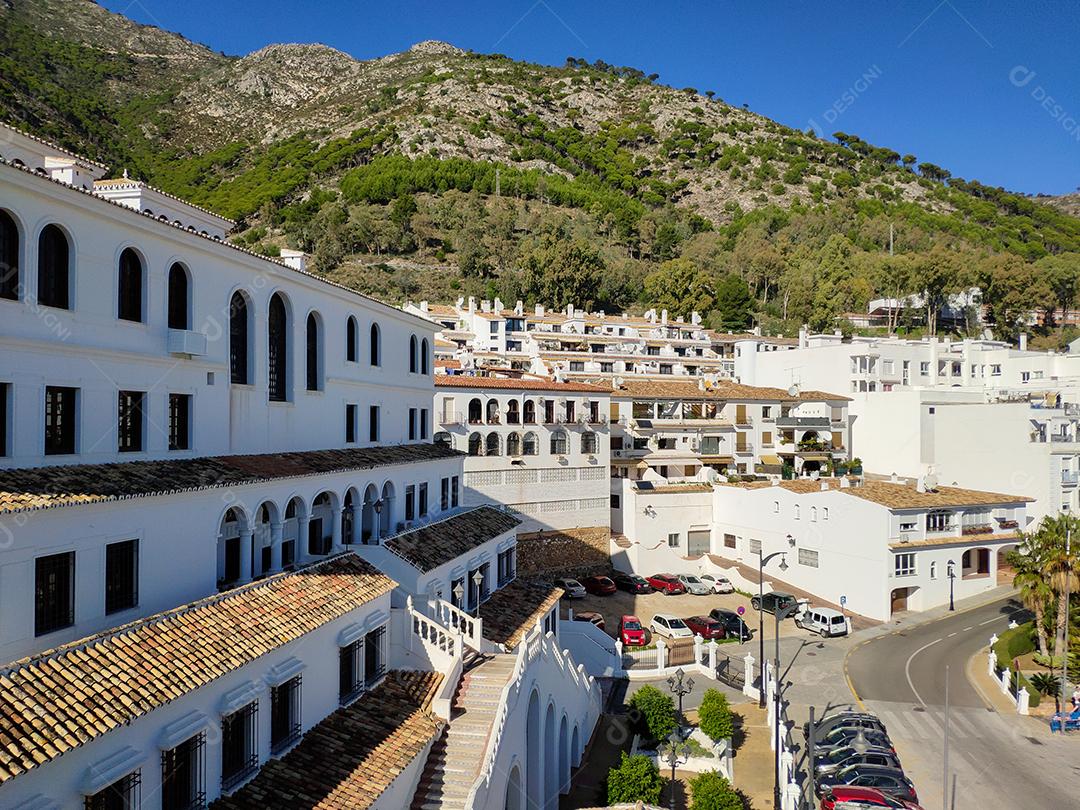 Grande plano da cidade branca de Mijas, na Espanha.