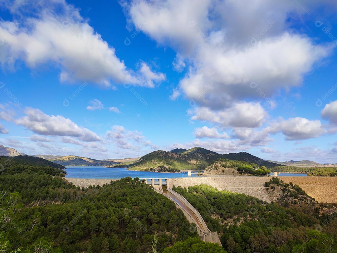 Vista da bela barragem sobre o rio Guadalhorce, na província de Málaga.