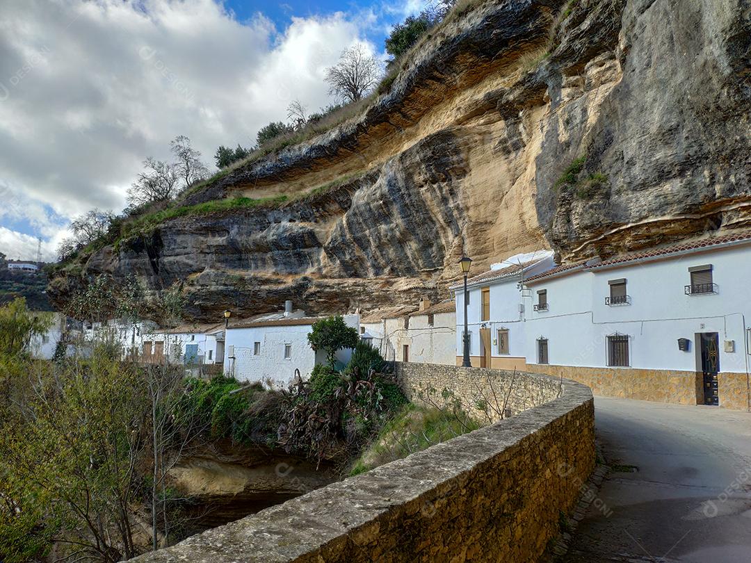 Setenil de las Bodegas Cityscape na Espanha. Aldeia branca na Andaluzia.