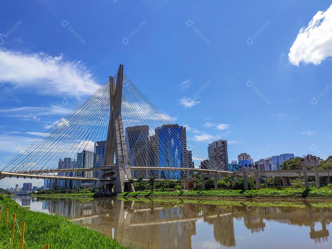 Vista da ponte estaiada da Marginal Pinheiros em São Paulo