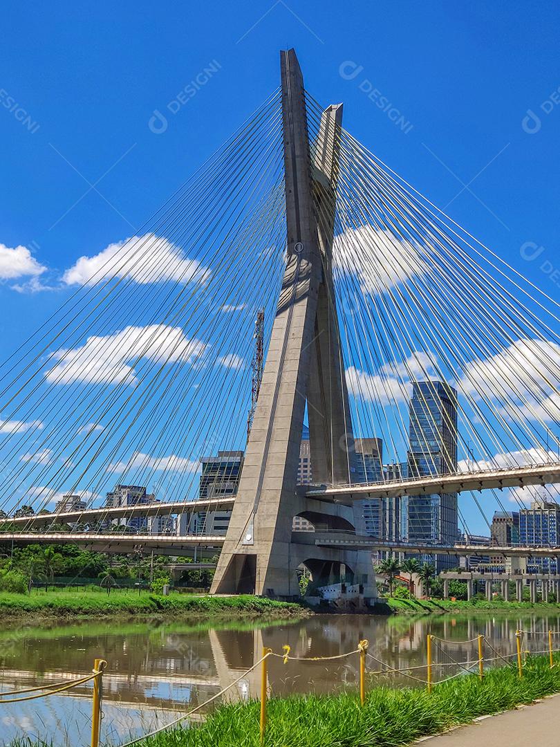 Vista da ponte estaiada da Marginal Pinheiros em São Paulo