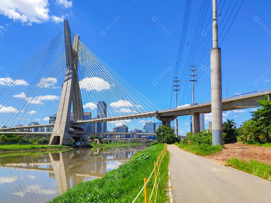Vista da ponte estaiada da Marginal Pinheiros em São Paulo