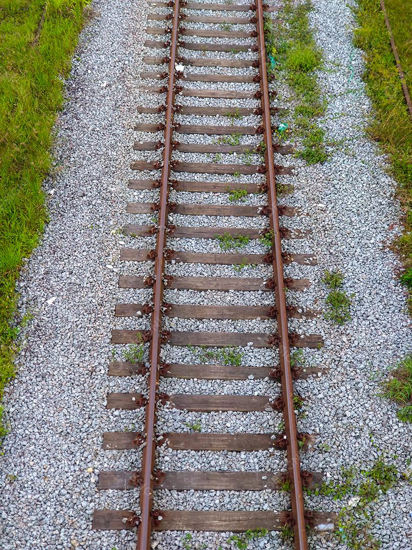 Linha ferroviária no campo Viagem de trem.