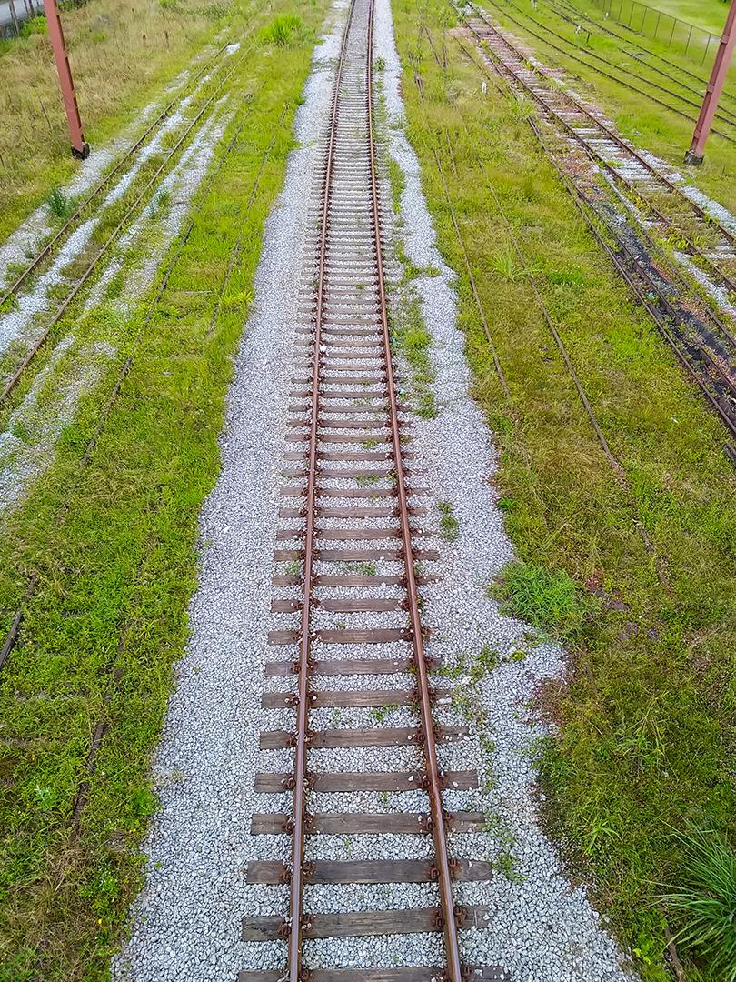 Linha ferroviária no campo Viagem de trem.