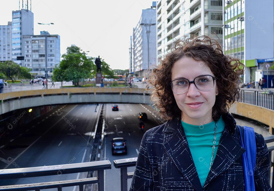 Retrato de mulher jovem e bonita com a famosa avenida Paulista ao fundo.