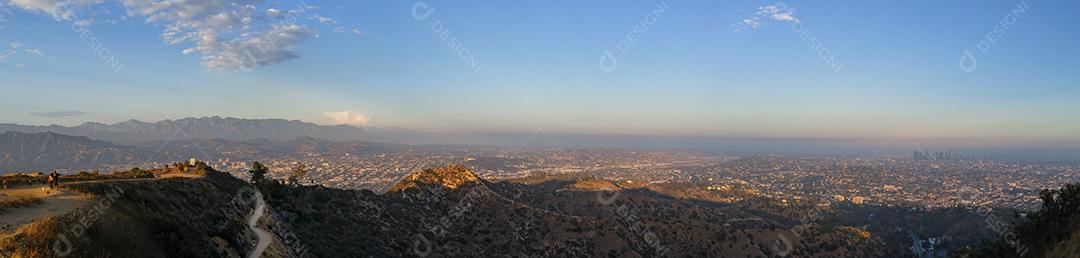 Vista panorâmica da cidade de Los Angeles cercada pelas montanhas.