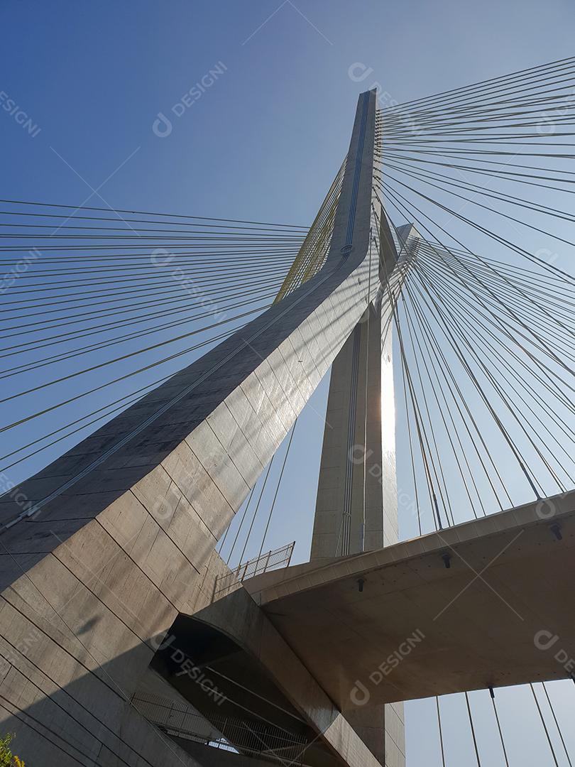 Vista da ponte estaiada da Marginal Pinheiros em São Paulo