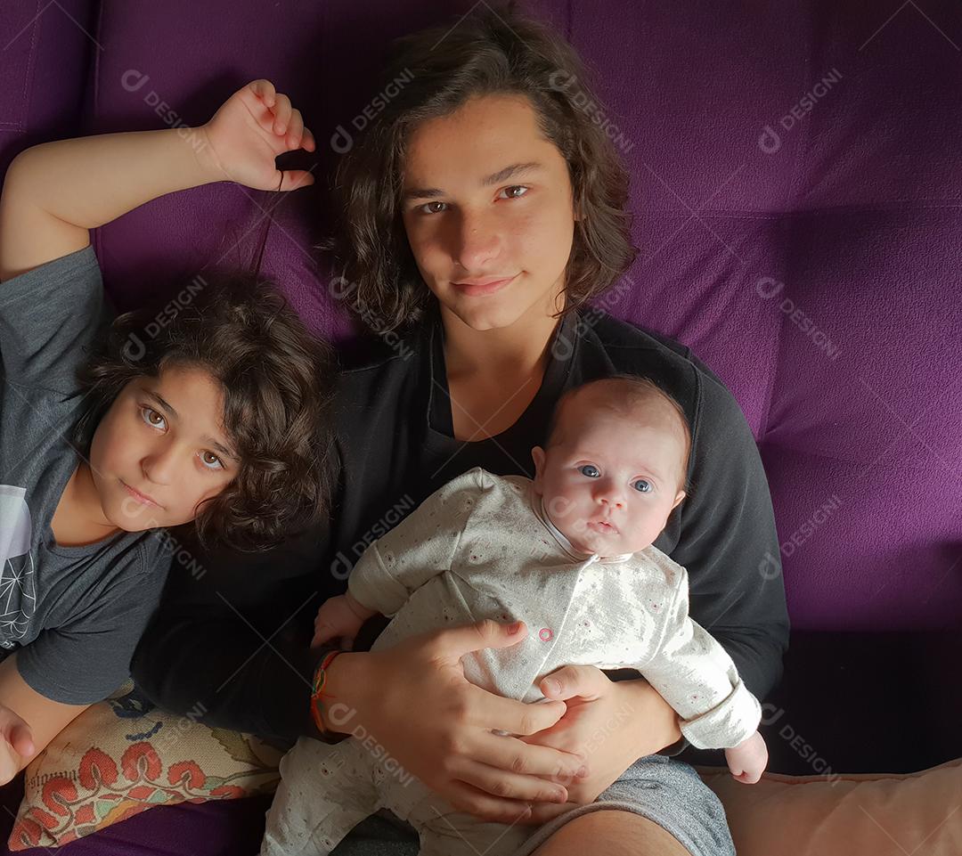 Irmão relaxando no sofá.