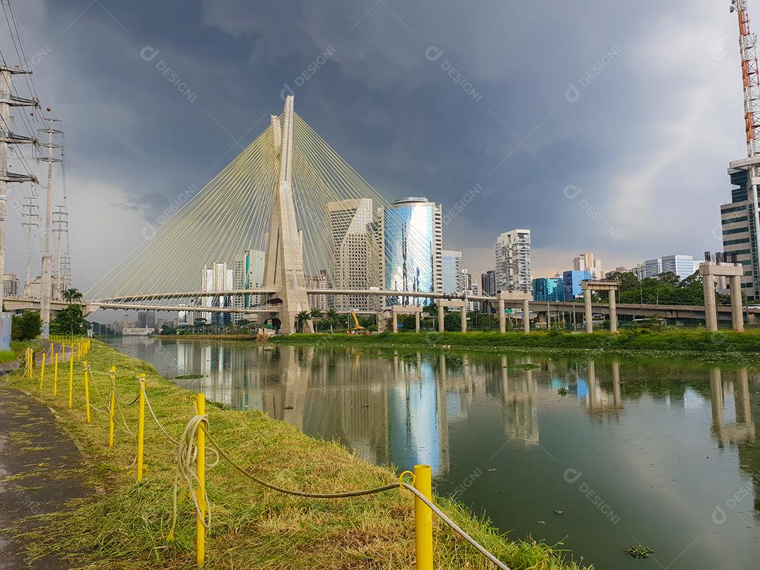 Vista da ponte estaiada da Marginal Pinheiros em São Paulo