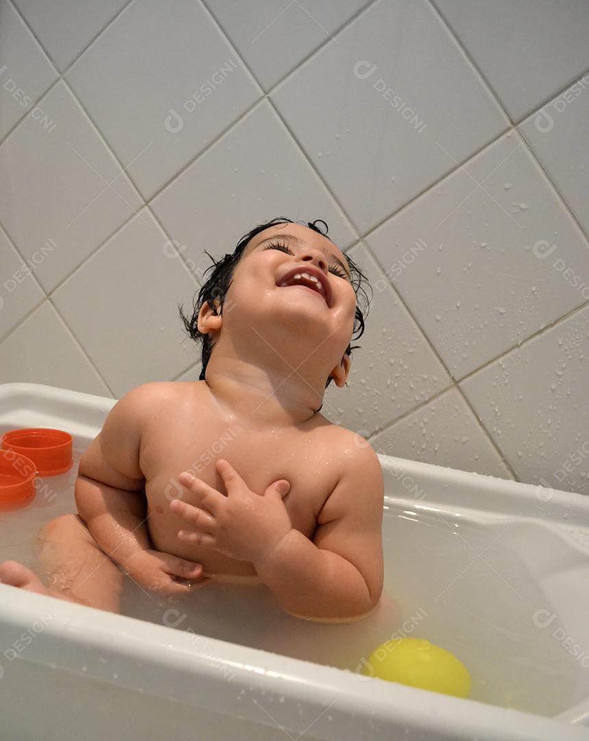 Pouco se divertindo na banheira.