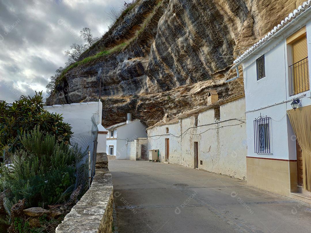 Setenil de las Bodegas Cityscape na Espanha. Aldeia branca na Andaluzia.