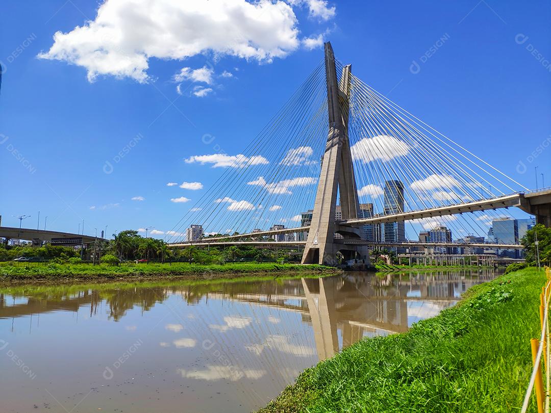 Vista da ponte estaiada da Marginal Pinheiros em São Paulo