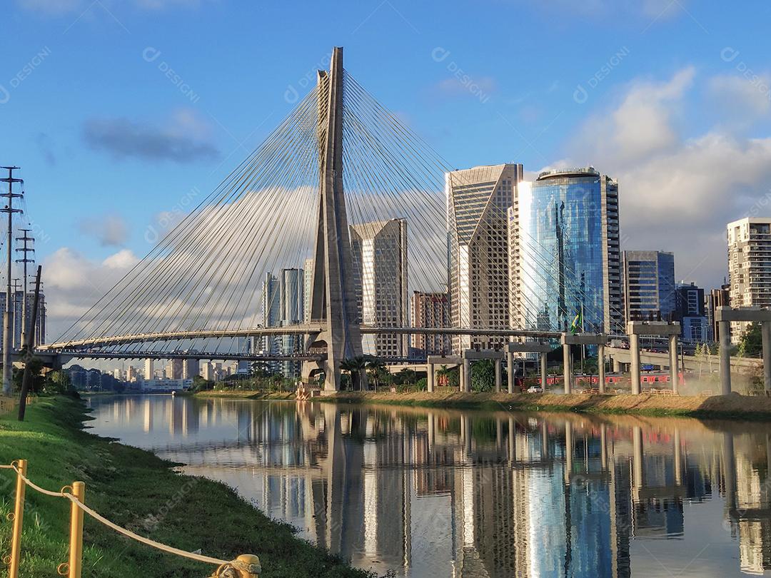Vista da ponte estaiada da Marginal Pinheiros em São