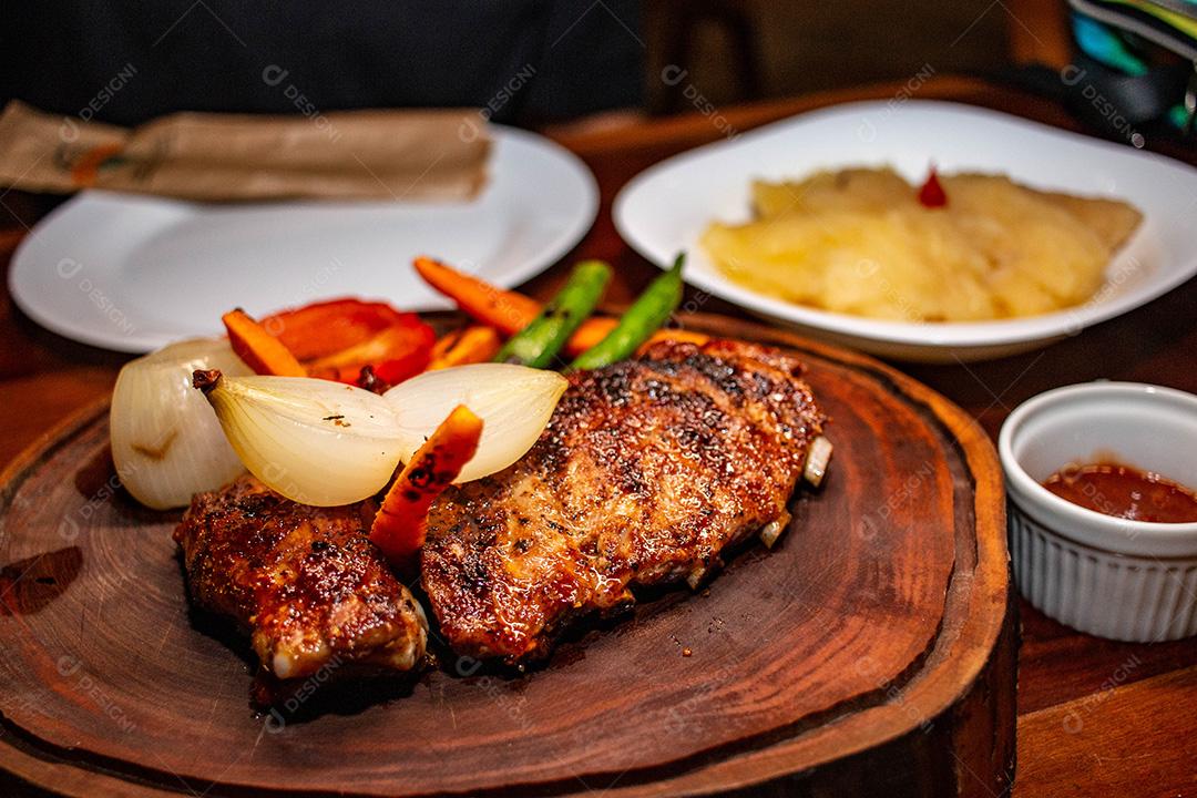 Filé de costela assado com acompanhamentos