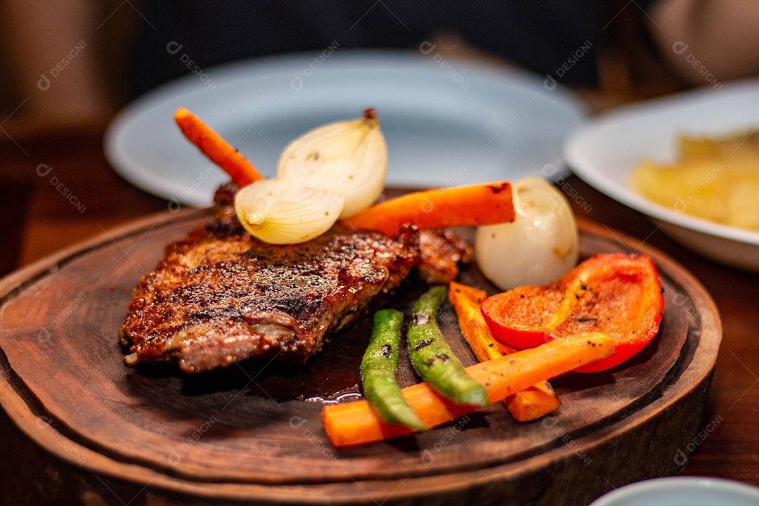 Filé de costela assado com acompanhamentos