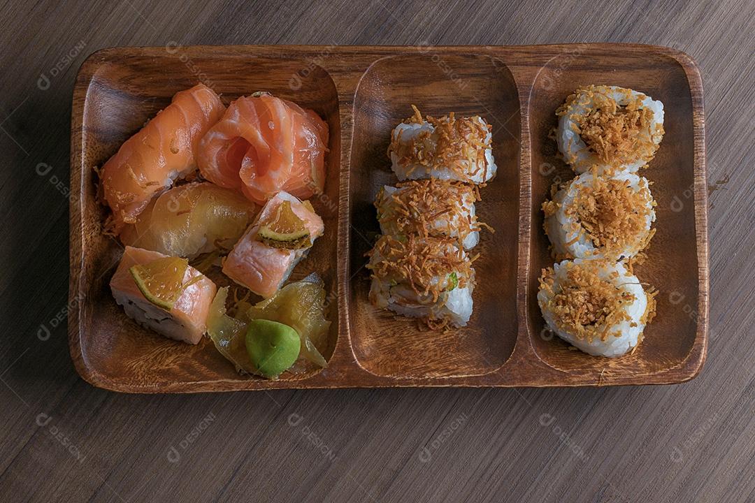 Combinação de sushi e salmão em uma bandeja de madeira