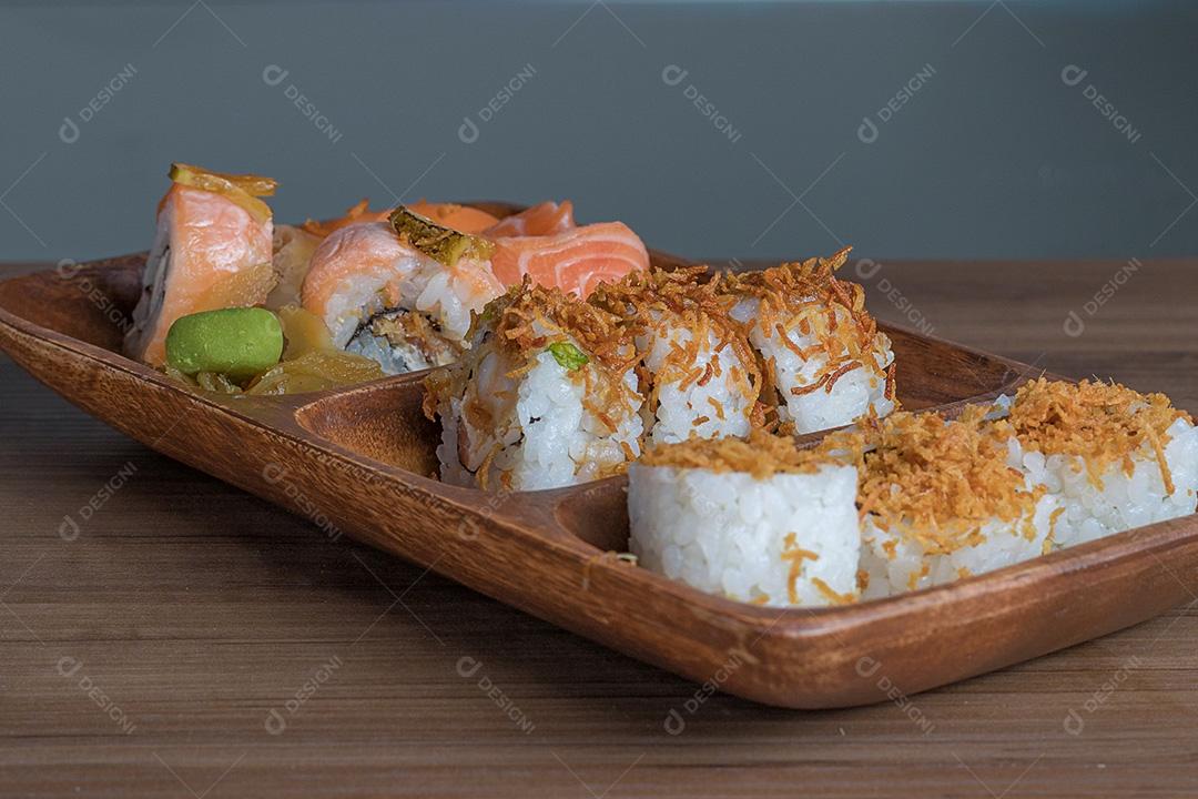 Combinação de sushi e salmão em uma bandeja de madeira
