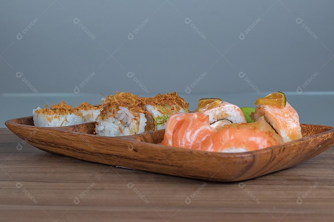 Combinação de sushi e salmão em uma bandeja de madeira