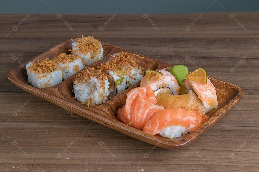 Combinação de sushi e salmão em uma bandeja de madeira