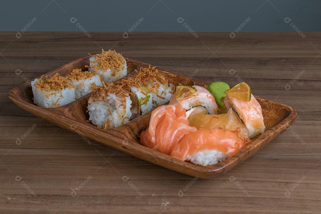 Combinação de sushi e salmão em uma bandeja de madeira