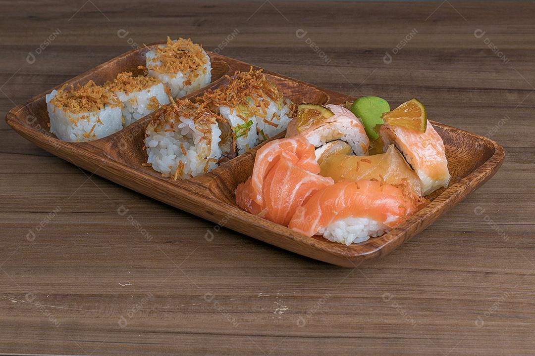 Combinação de sushi e salmão em uma bandeja de madeira