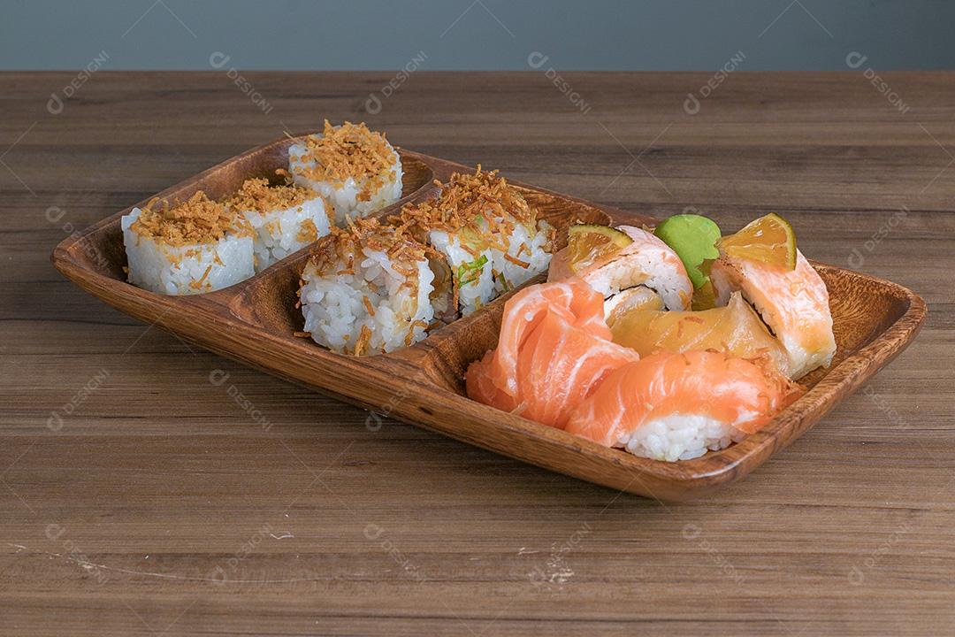 Combinação de sushi e salmão em uma bandeja de madeira