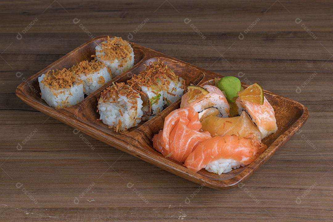 Combinação de sushi e salmão em uma bandeja de madeira