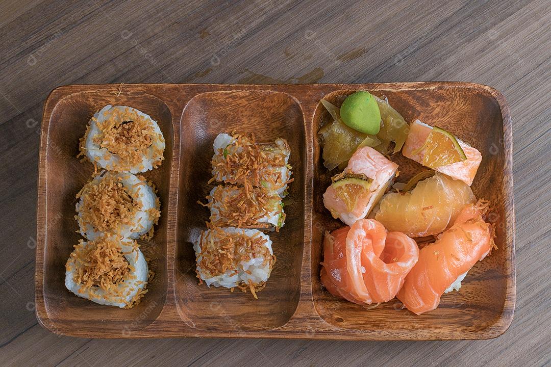 Combinação de sushi e salmão em uma bandeja de madeira