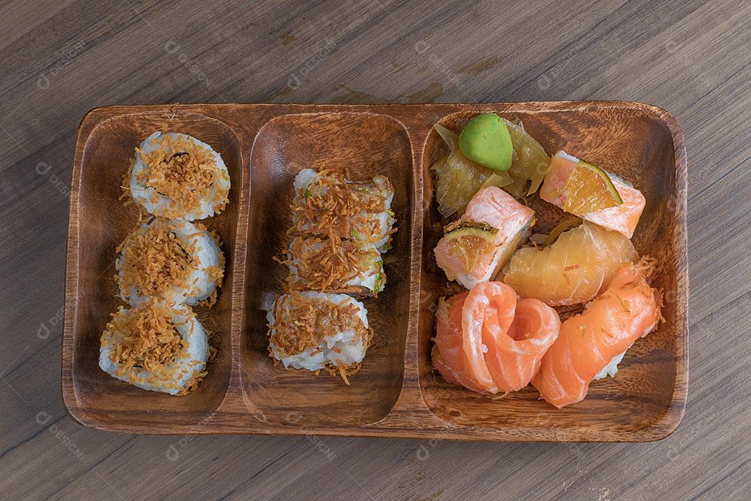 Combinação de sushi e salmão em uma bandeja de madeira