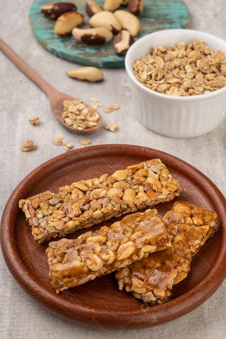 Barras de cereais caseiras com nozes, muesli e mel.