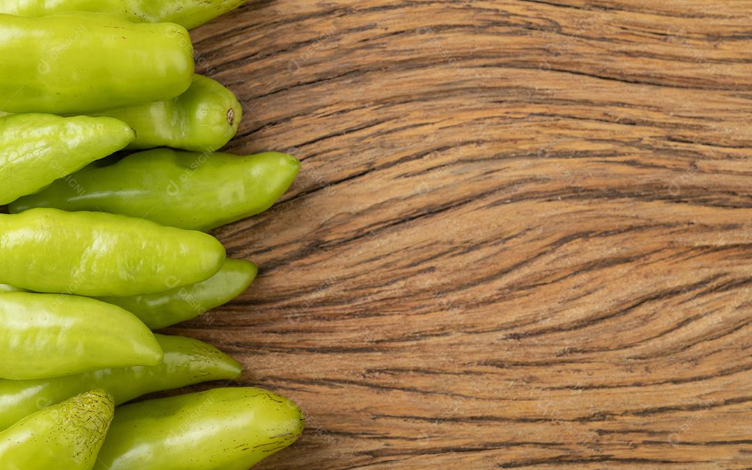 Pimentas verdes cheiro (cheiro, cheiro) sobre a mesa de madeira.