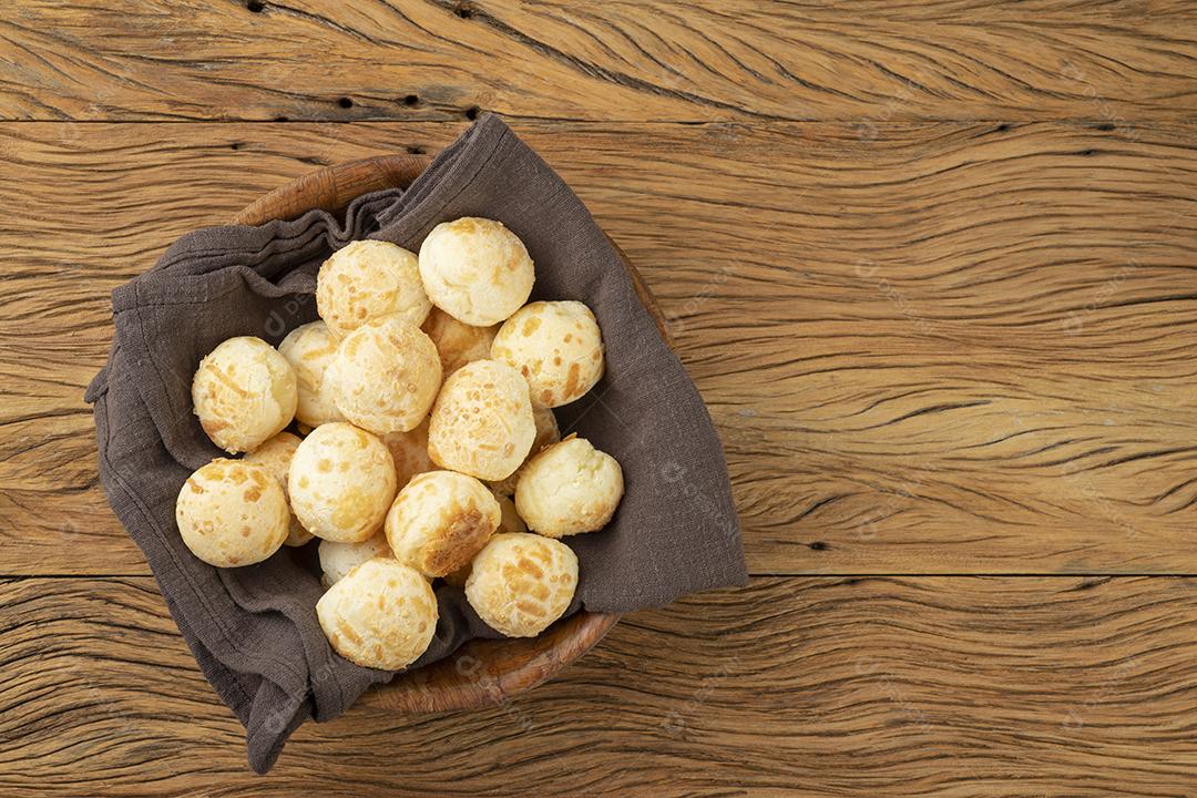 Pão de queijo brasileiro típico em uma cesta