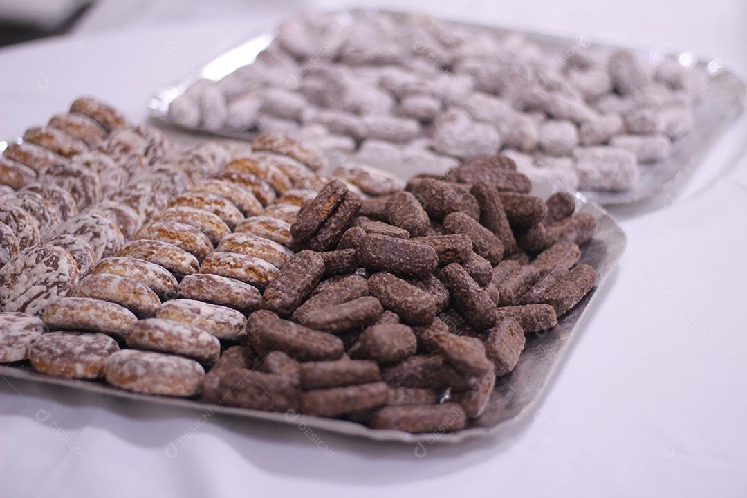 Biscoitos de vários sabores para ceia servido em uma bandeja